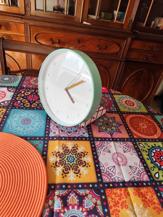 Relógio de parede bem conservado.