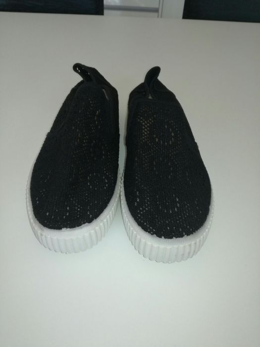 Conjunto 1Sapatilhas e 1sendálias de rede novas