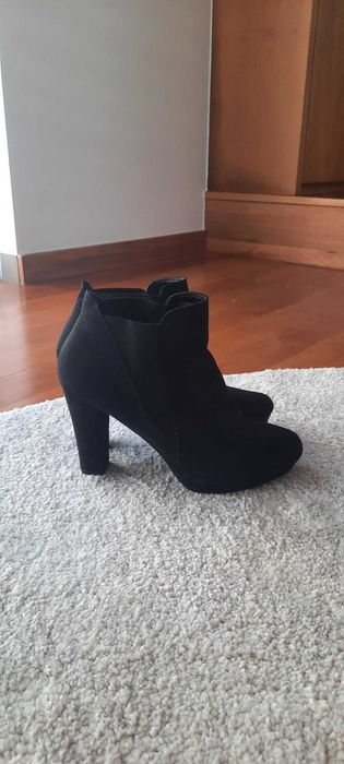 Vendo botas pretas, super giras :)