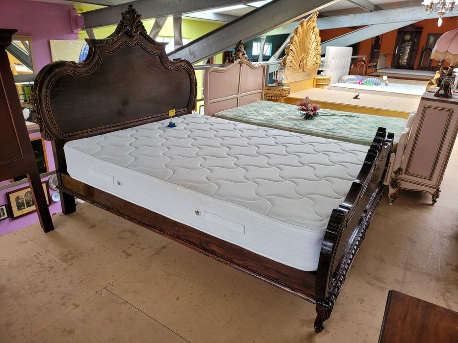 Cama antiga em muito bom estado com estrado e colchão