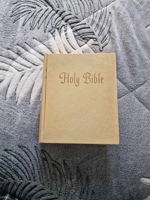 Big Book Holy Bible, Bíblia grande escrita em inglês