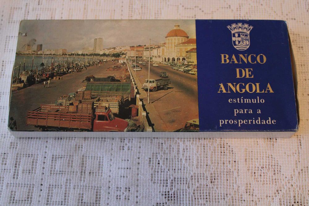 Caixa do Banco de Angola, com 7 caixas de fósforos no interior anos 50