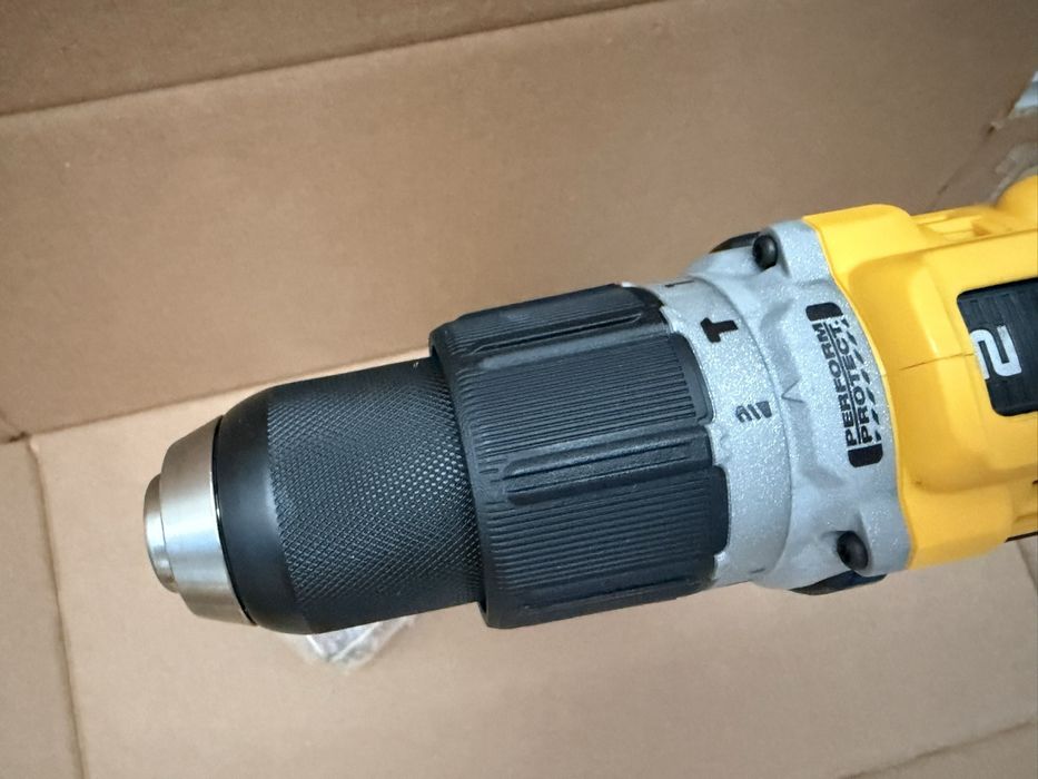 Безщітковий ударний шуруповерт DeWalt DCD806