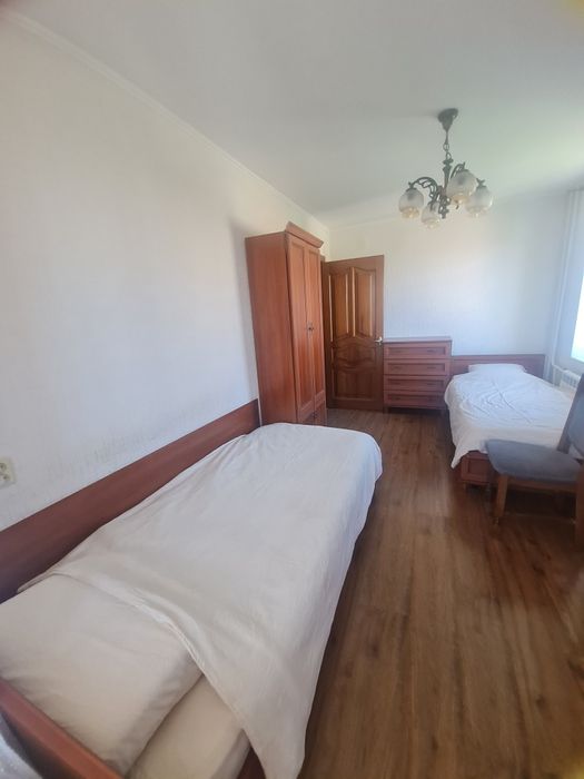 Три та чотирикімнатніі квартири різні райони, 8 спальн місць від 1500