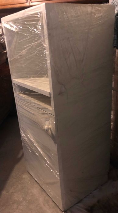 Móvel branco para quarto de criança.