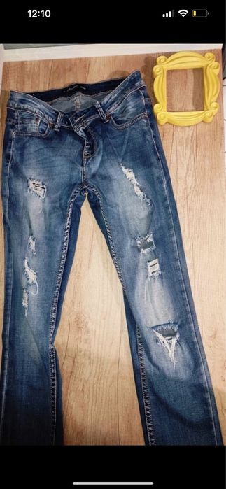 Jeansy z przetarciami