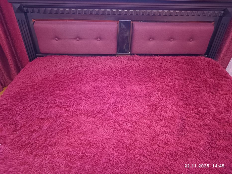 Ліжко дерев'яне із матрацом