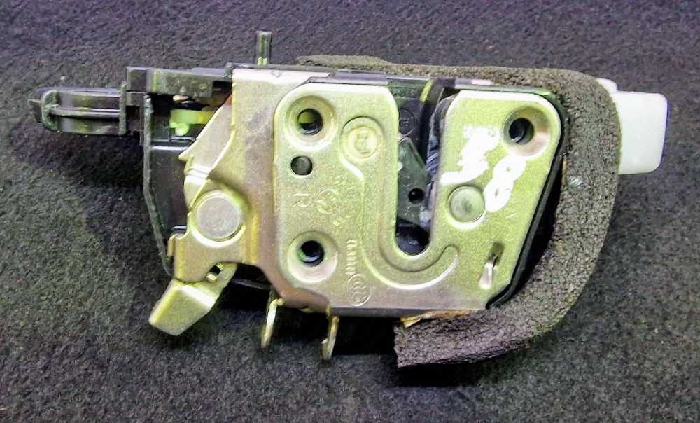 Fechadura / Fecho Porta Frente Direito NISSAN JUKE (F15) ano 2010