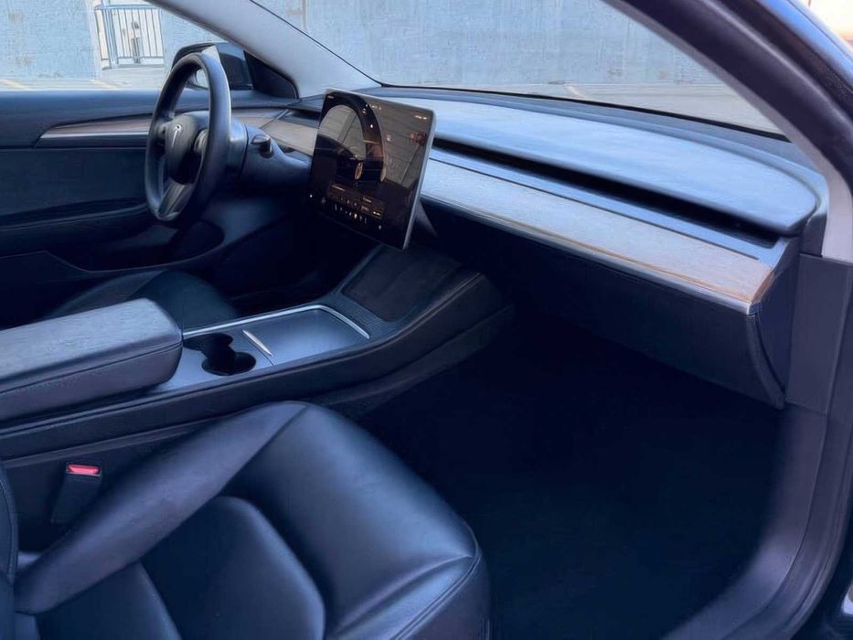 Tesla Model 3      2023