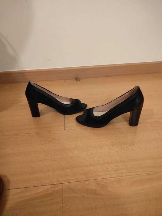 Sapatos de salto médio tipo peep toe e com diferentes materiais como camurça