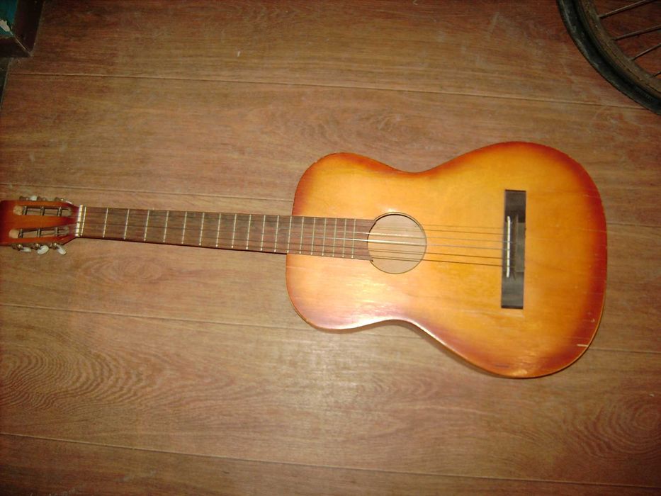 продам бытовую гитару