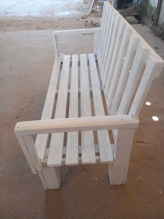 Banco rústico feito em madeira de paletes 1,48cm comprimento  0,49cm fundo