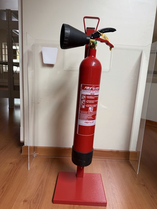 Suporte e Extintores de Incêndio ABC e CO₂ – Bom Estado