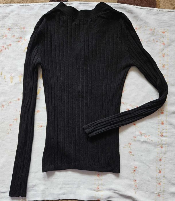Czarny sweter w serek S, guziki