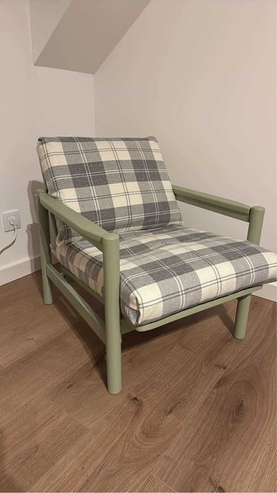 Fotel drewniany z poduszkami