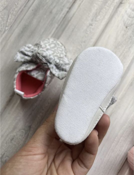 Взуття на дівчинку, пінетки, босоніжки, угги, туфельки, тапочки, кеди