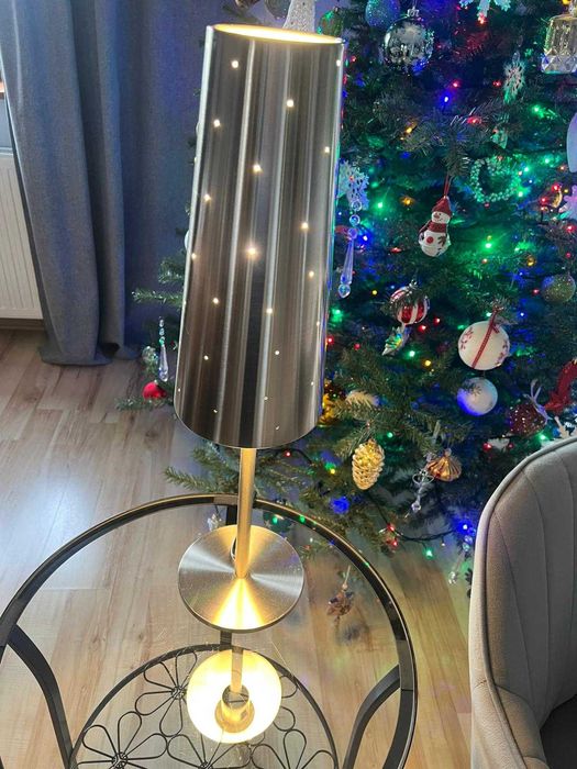 Fotel, stolik i lampka