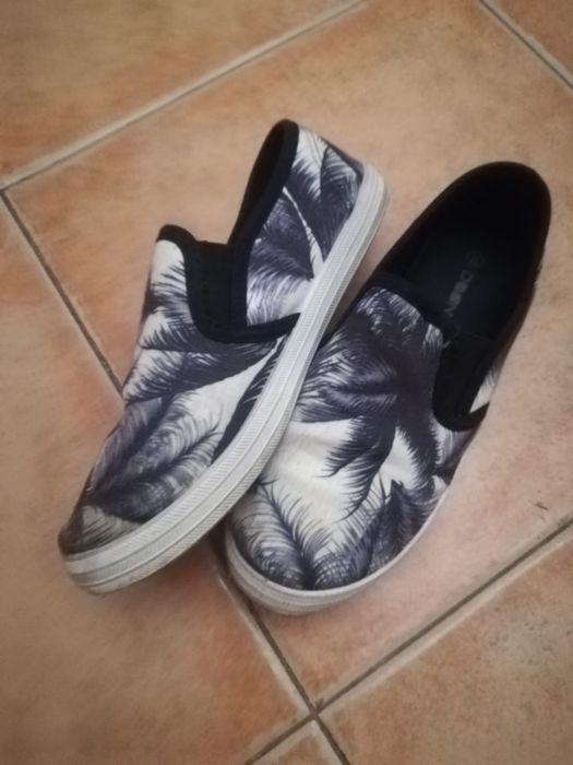 Sapatos de praia de criança usados uma vez