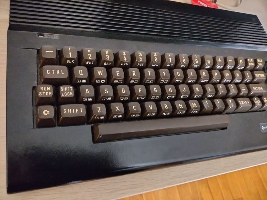 Commodore 64C com SD2IEC e Cartucho Freeload