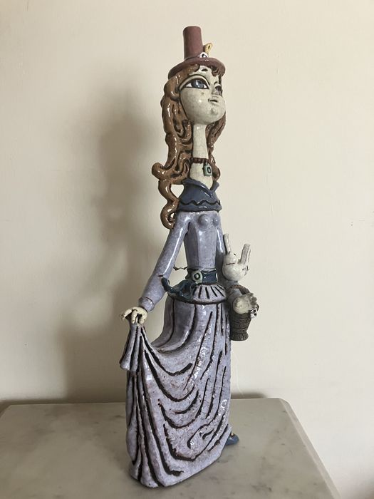 Escultura em Cerâmica Assinada
