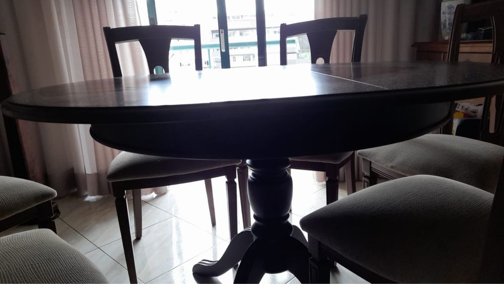 Mesa de jantar e cadeiras em Carvalho