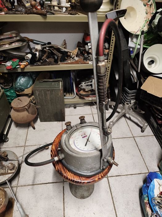 Antiga máquina de encher pneus