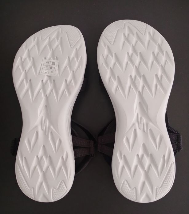 Оригінальн новіі фірмові сандалі Skechers, розмір 40