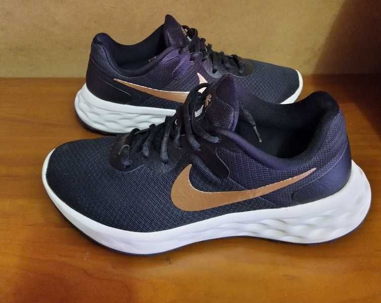 Nike Revolution 6 Next Nature черного цвета с золотистым логотипом