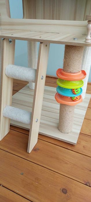 Nowoczesny drapak dla kota z domkiem i hamakiem – jak nowy