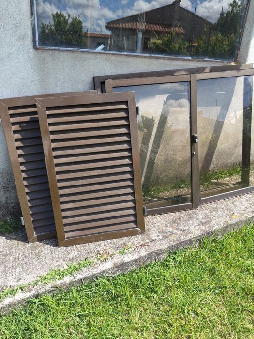 Janela de alumínio castanho