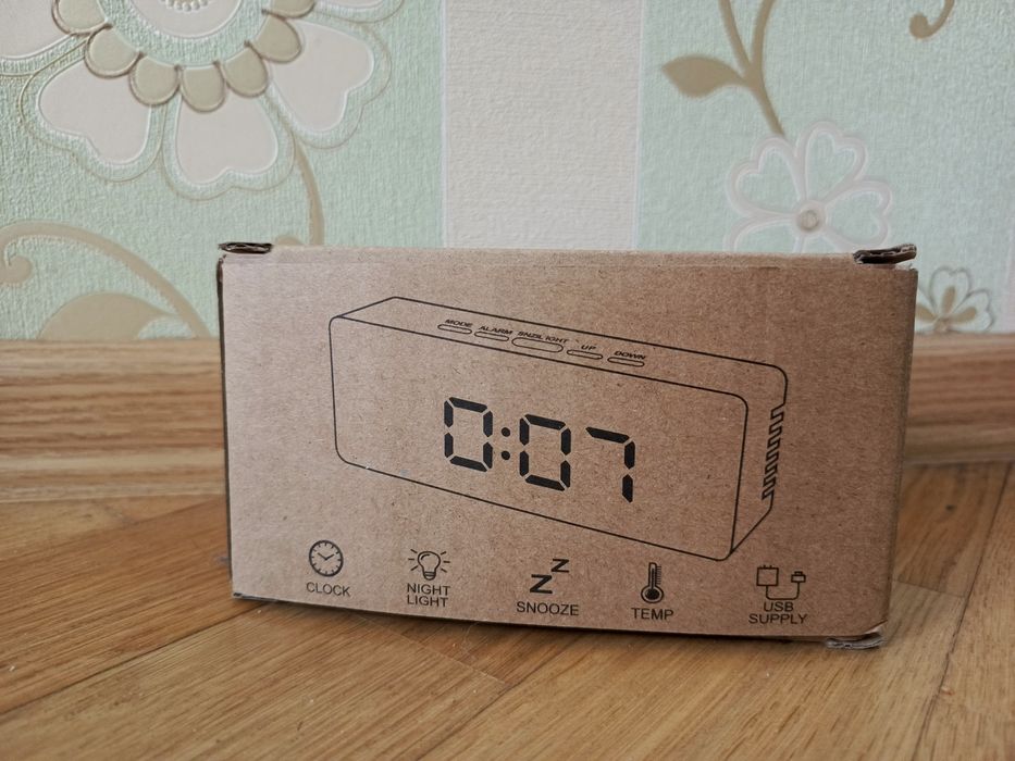 Електронний настільний годинник