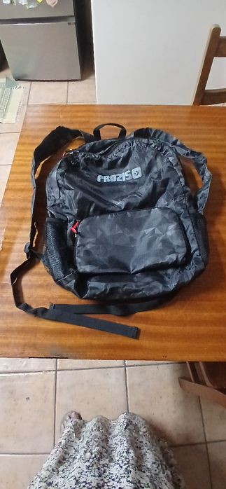 Mochila com bolsos e saco tira colo