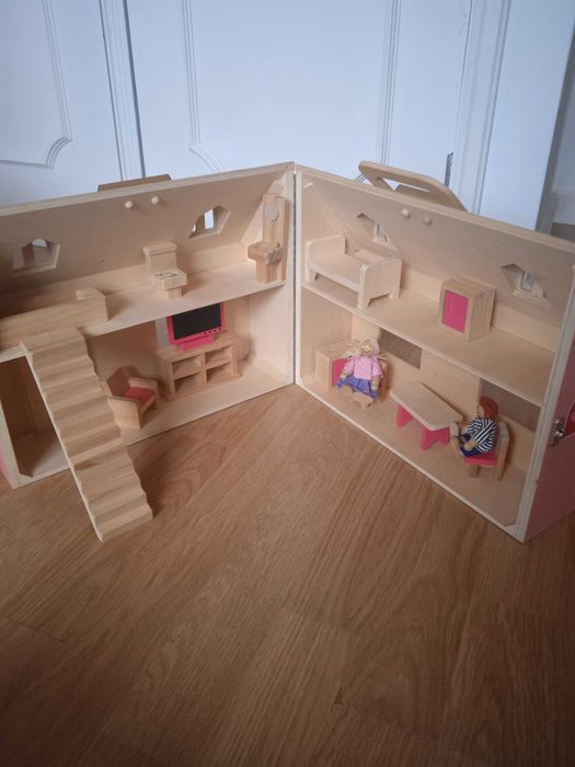 Casa de bonecas portátil