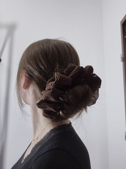 Giga scrunchie XXL do włosów brązowa czekolada