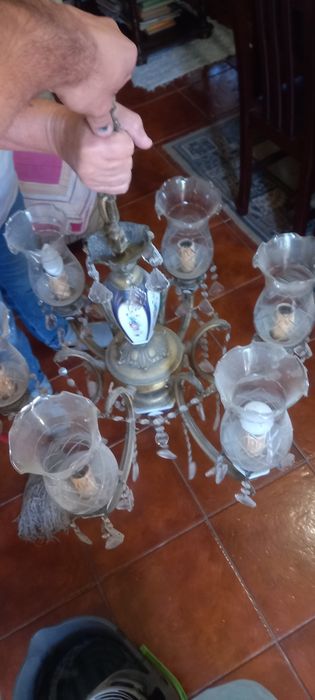Candeeiros de loiça e latão com cristal