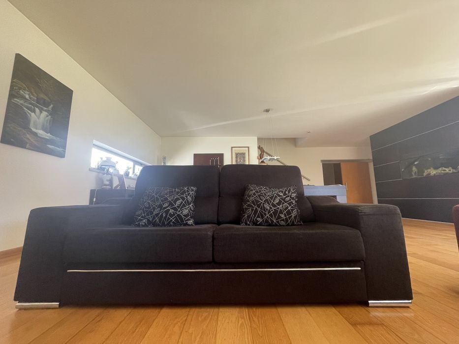 Conjunto dois sofas, um preto e um beringela