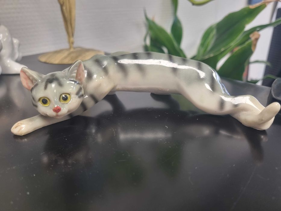 Ceramiczny skradający się kot