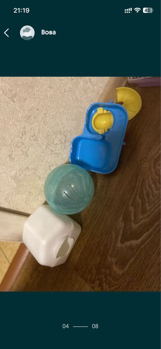 Кігтеточка бу для котика, клітка для хомяка.