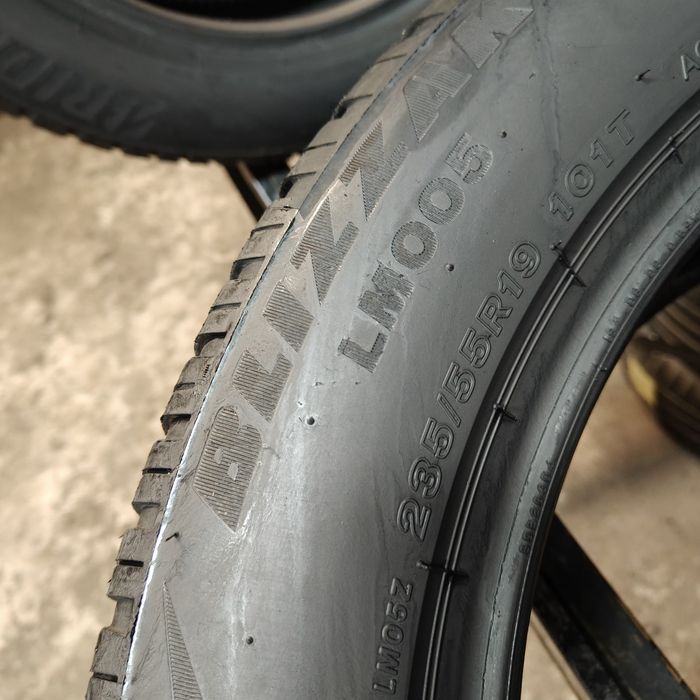 235/55/19 Sprzedam parę opon zimowych Bridgestone