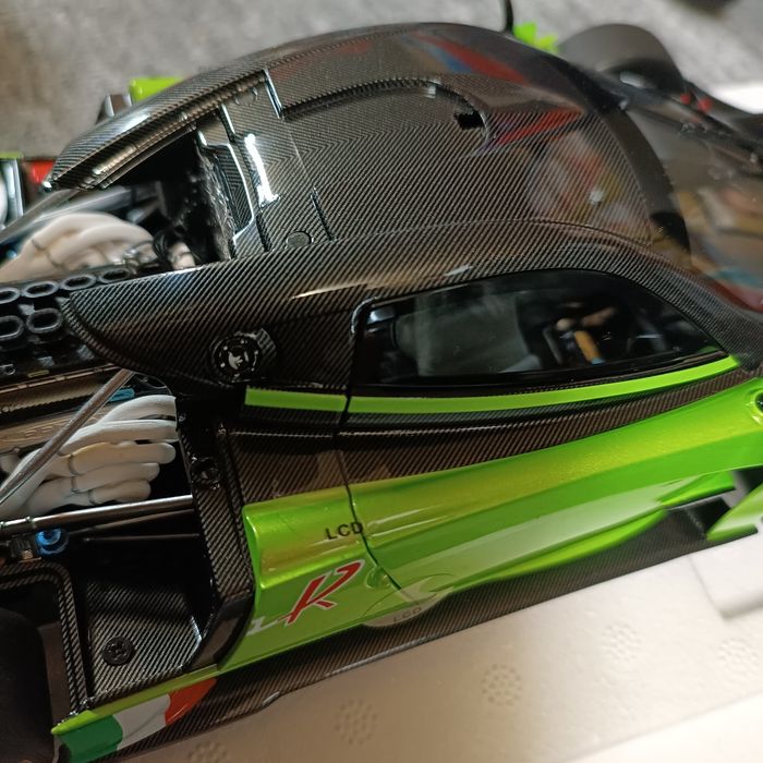 Pagani LCD 1:18 jak AutoArt