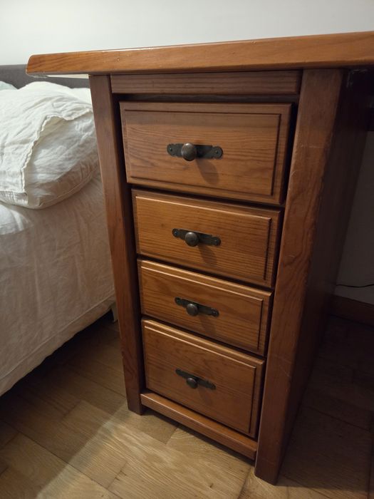 Secretária em madeira com cadeira