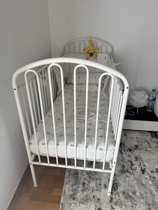 Berço com grades e roupa