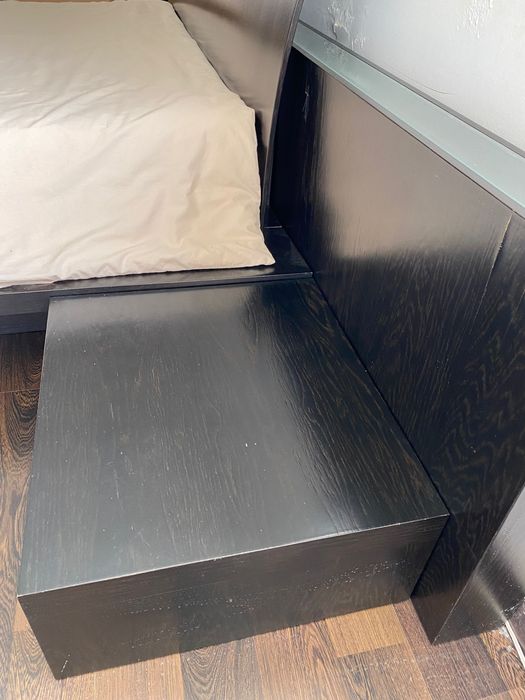Cama de casal com mesas de cabeceira
