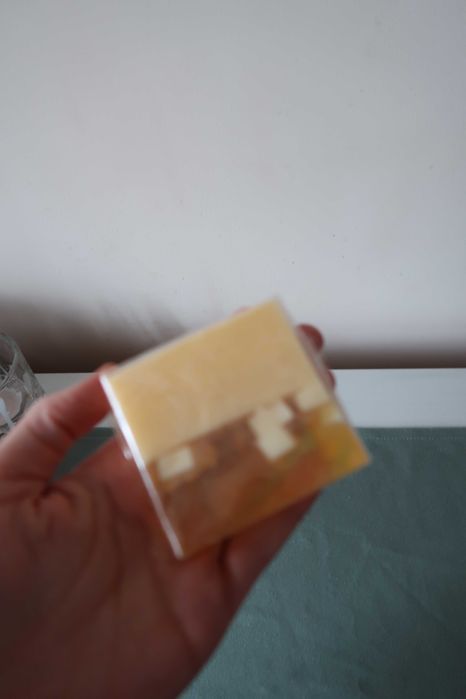mydło żółte do pielęgnacji rąk łazienki do mycia