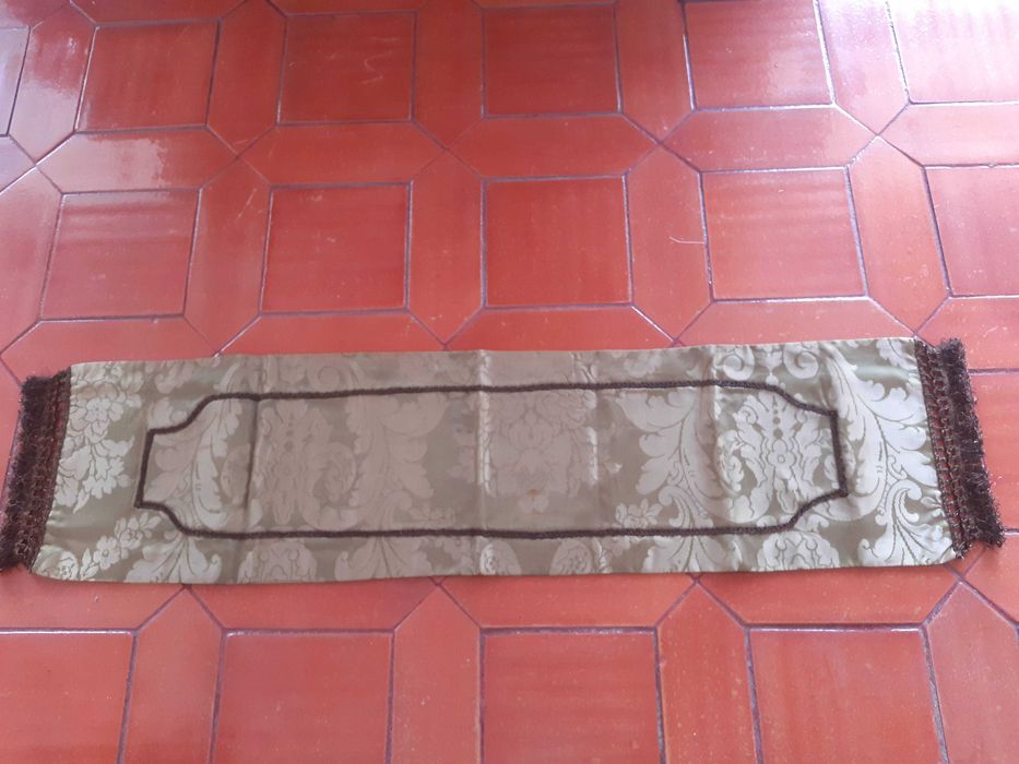 Pano antigo, anos 1950, tipo sanguinho, de pequeno altar de casa