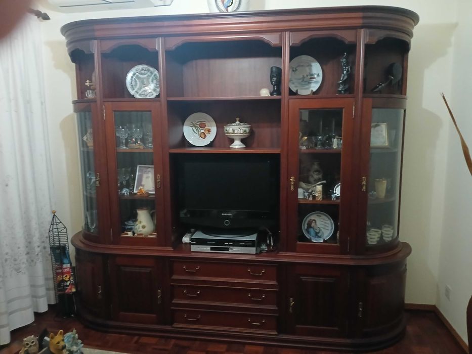Móvel de sala com vitrines fechadas e para televisão em madeira de mogno escura, em muito bom estado - Usada