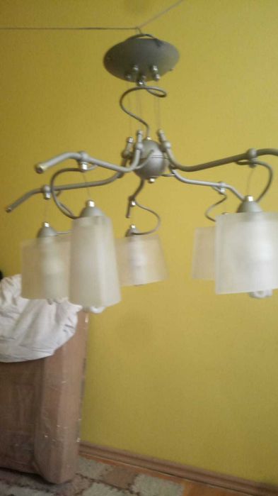 Lampa wisząca z pięcioma szklanymi kloszami