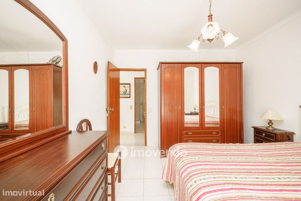 Apartamento T1 com varanda e a 200m da praia, no coração de Sesimbra
