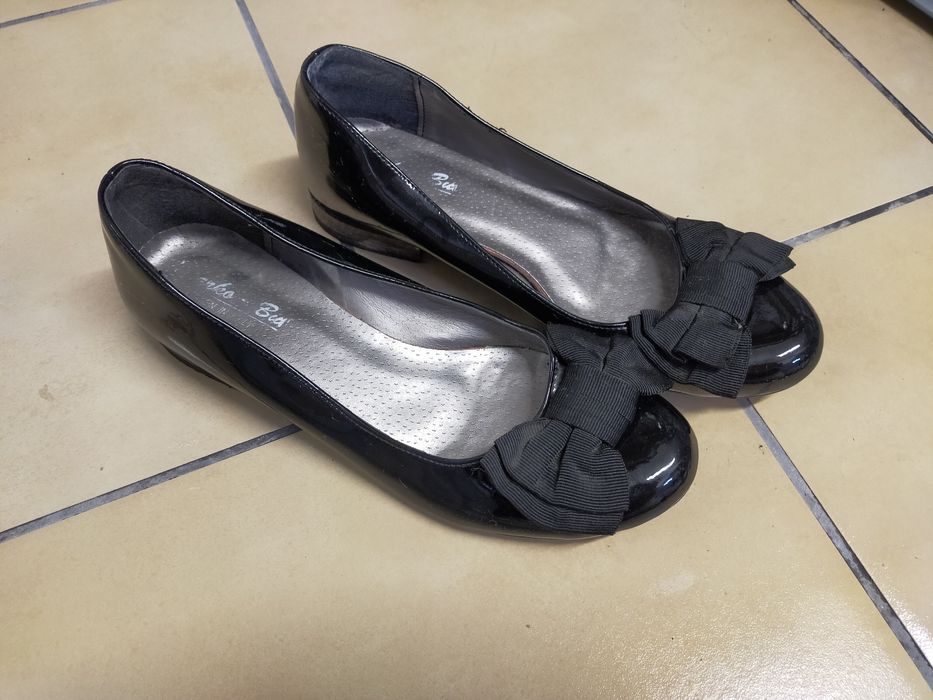 Butki lakierki czarne z kokardą nr 38