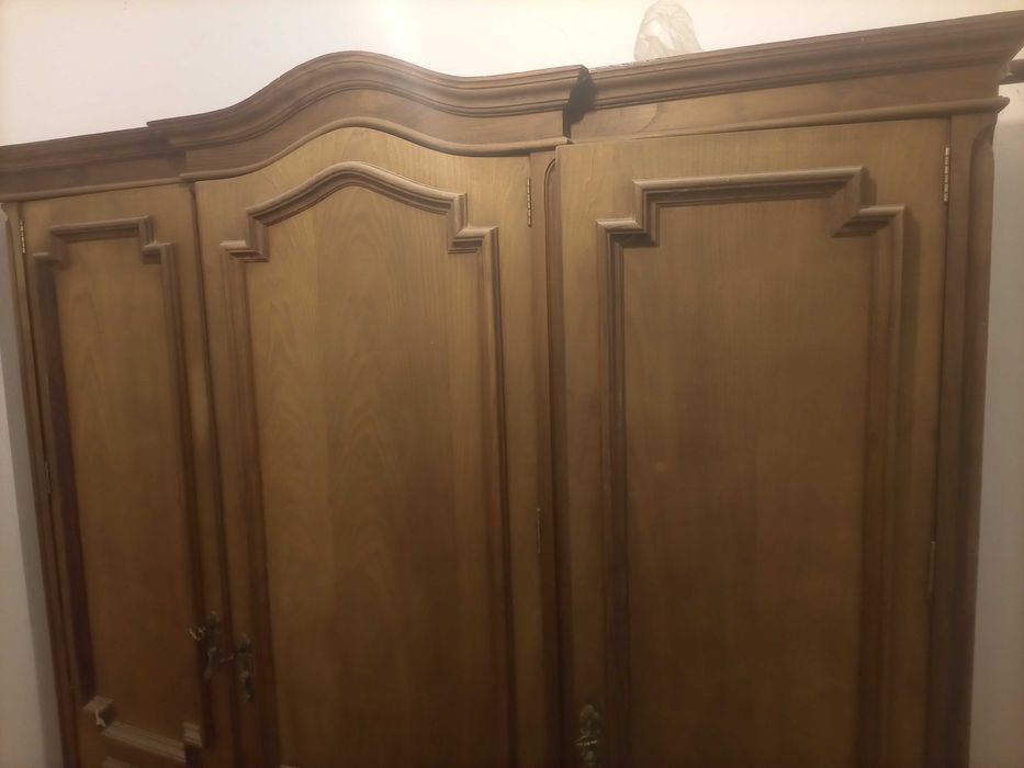 Guarda roupa três portas em madeira